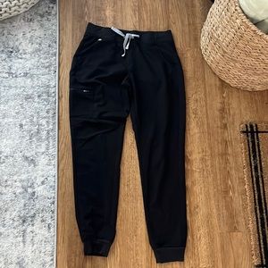Figs!! Zamora jogger scrub pants, M/T in black.